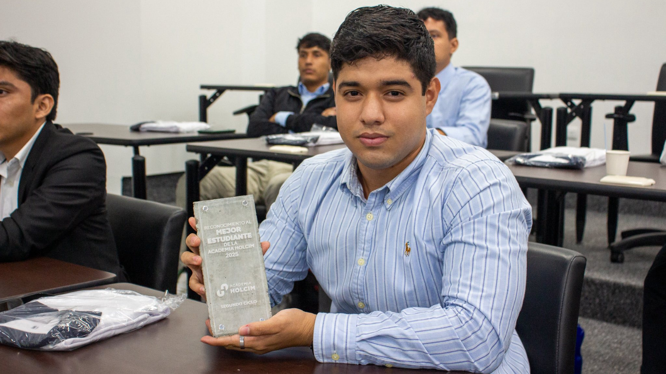 Demian Román, estudiante de la FICT, hace historia en la Academia Holcim Ecuador