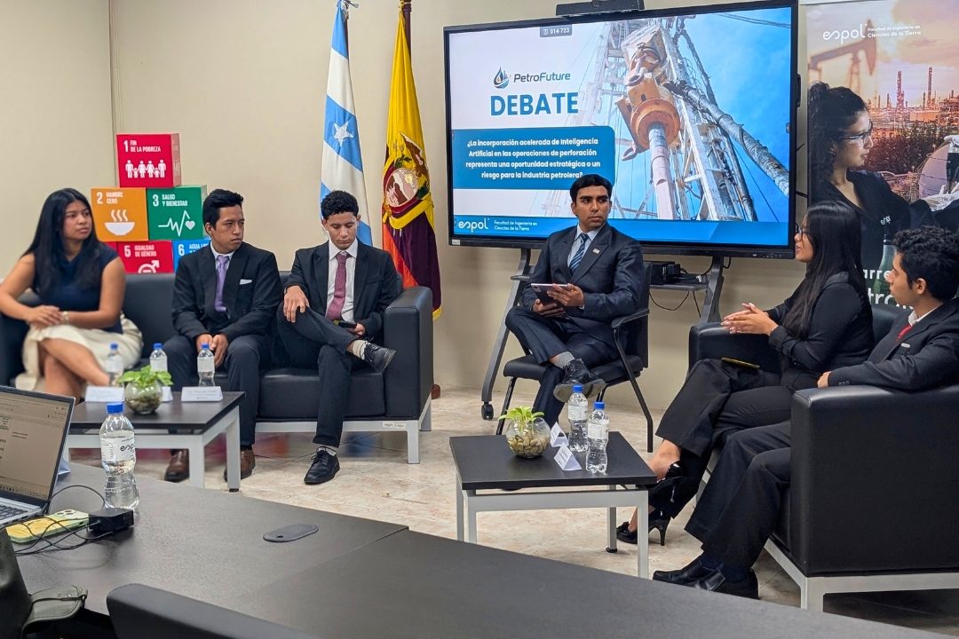 Debate académico fortalece la toma de decisiones en estudiantes de Petróleos