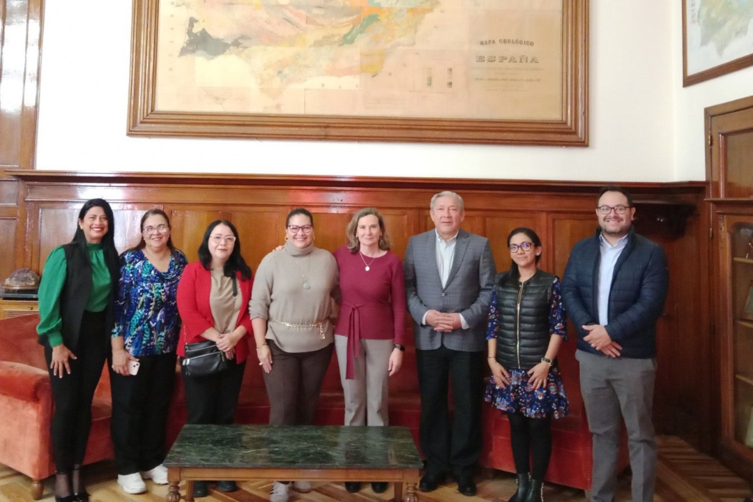 The Escuela Superior Politécnica del Litoral (ESPOL) recognized the contributions of international researchers and faculty members during the ALUMNI-ESPOL Conference