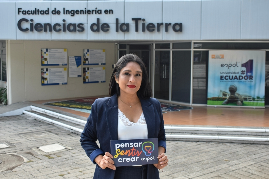 Profesora Carola Gordillo en los exteriores de la FICT