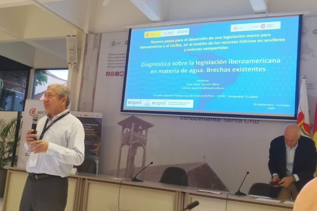 Decano de la FICT en ponencia del curso de AECID