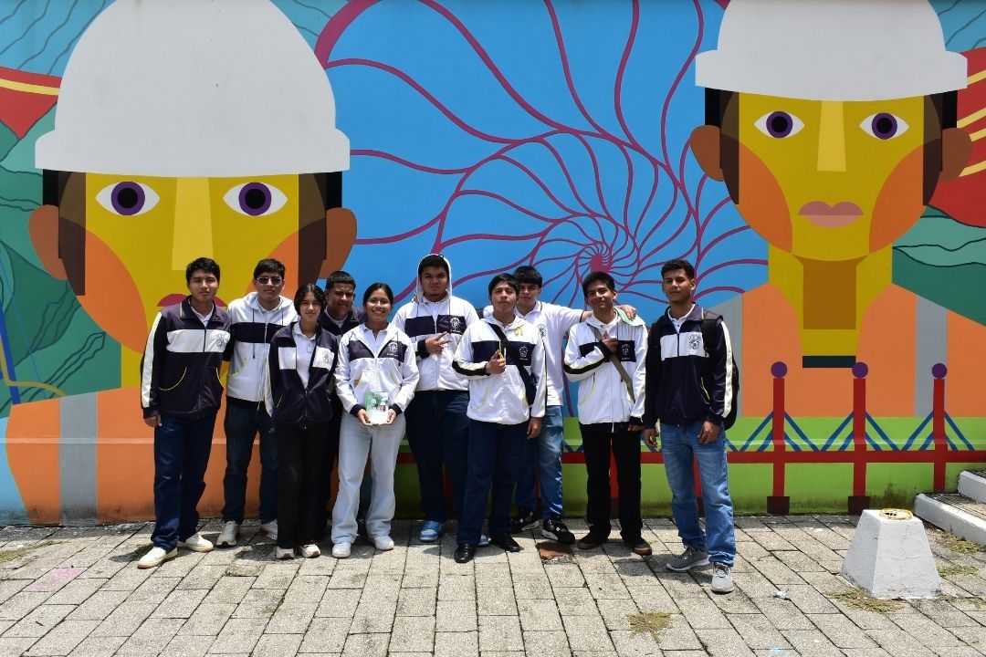 Estudiantes de la U.E. Santo Tomás de Aquino visitan Laboratorios de la FICT