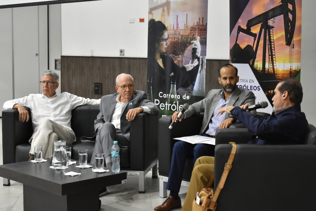Expertos de la industria petrolera en conversatorio 