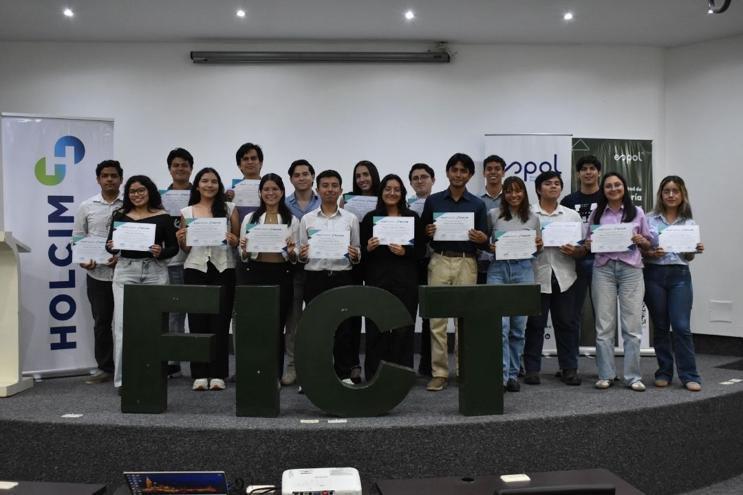 Estudiantes de Ing. Civil - VIII cohorte de la Academia Holcim