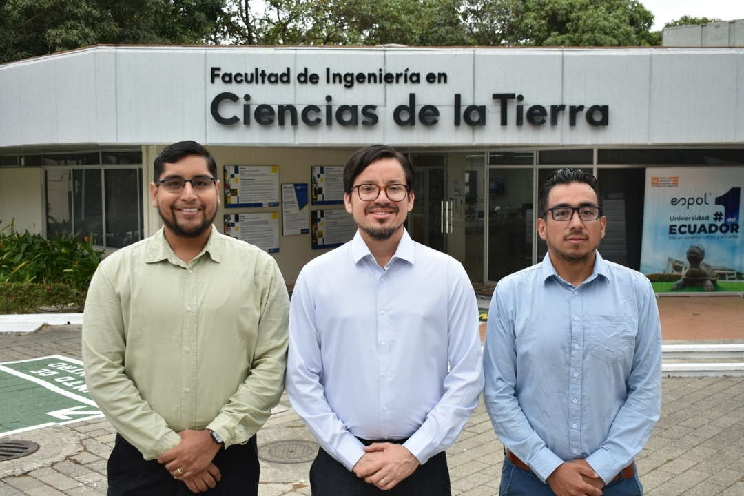 Investigadores beneficiarios de la beca CAPES, junto al jefe del laboratorio