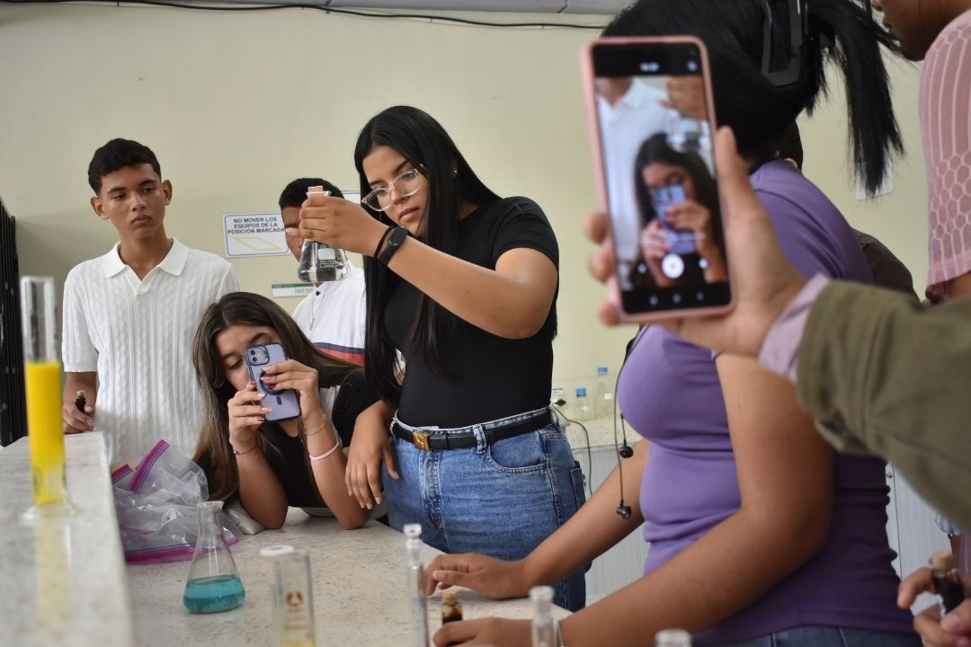 Estudiantes del colegio Babahuyus visitando laboratorios de la FICT