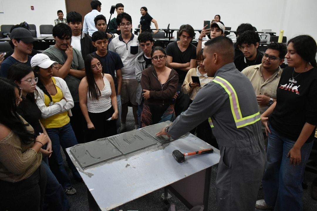 Estudiantes en charla técnica