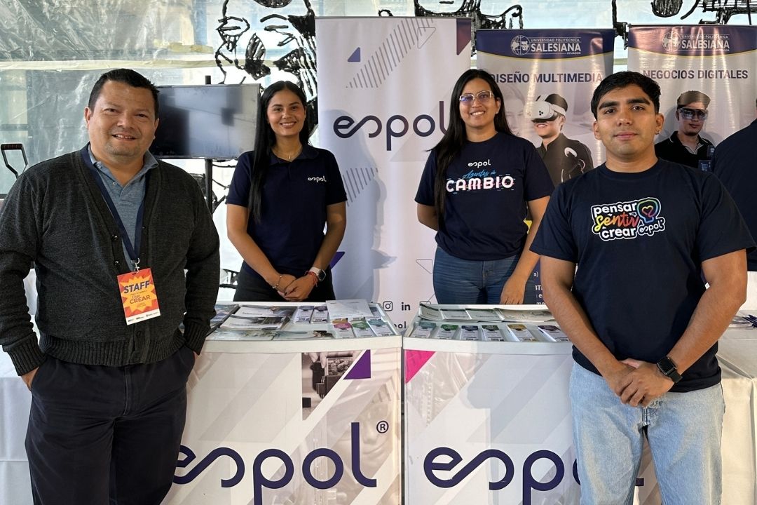 Delegación de la ESPOL en feria académica "Elige Crear" en Cuenca