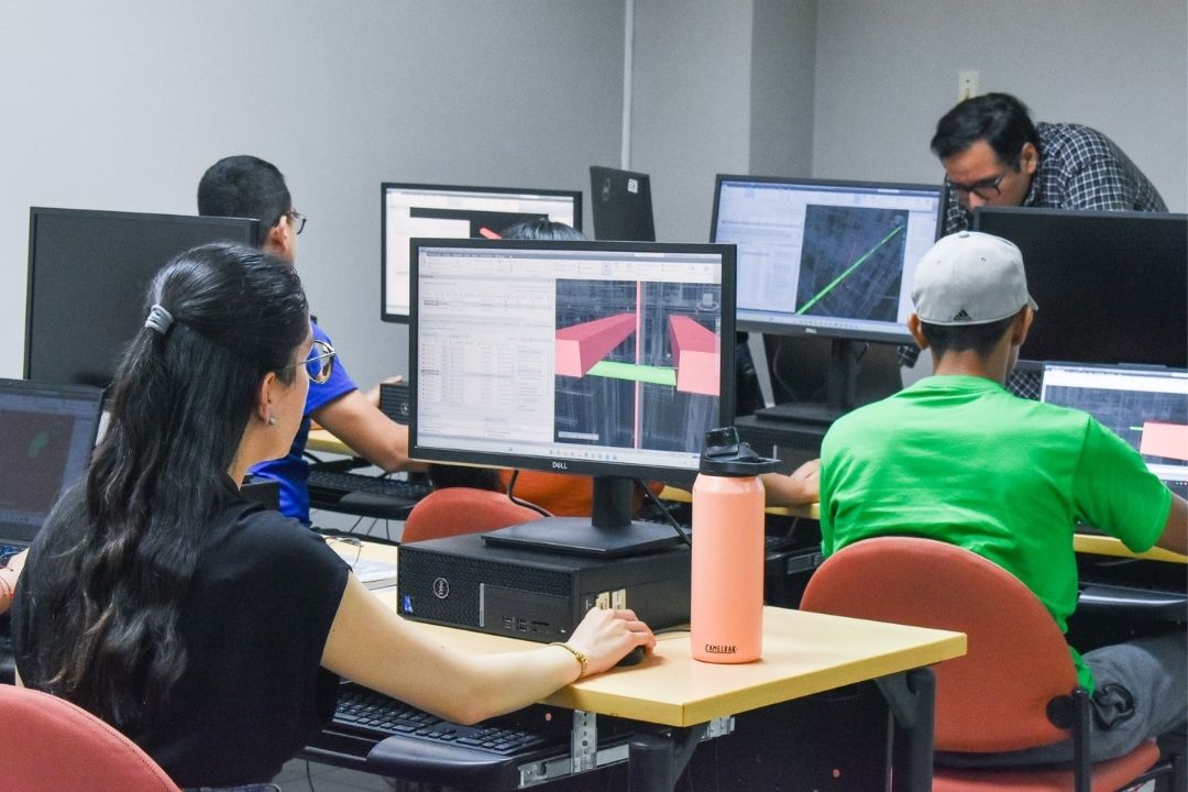 Estudiantes de maestría en la clase BIM