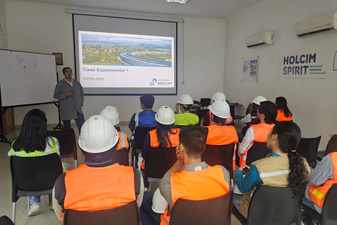 Clase experimental Academia Holcim