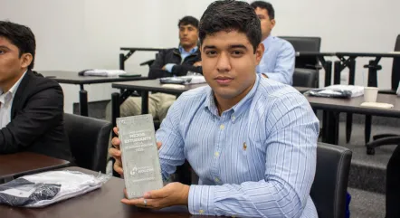 Demian Román, estudiante de la FICT, hace historia en la Academia Holcim Ecuador