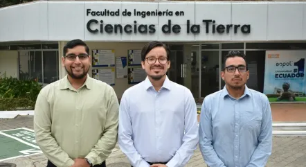 Investigadores beneficiarios de la beca CAPES, junto al jefe del laboratorio