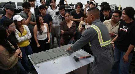 Estudiantes en charla técnica