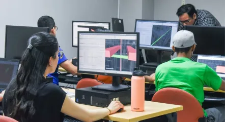 Estudiantes de maestría en la clase BIM